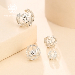 Charm bạc hoa ôm hạt xỏ ngang