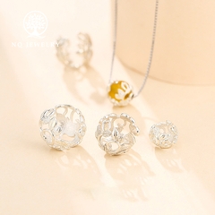 Charm bạc hoa ôm hạt xỏ ngang