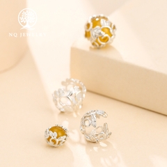 Charm bạc hoa ôm hạt xỏ ngang