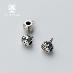 Charm bạc hình trụ xỏ ngang để gắn charm treo