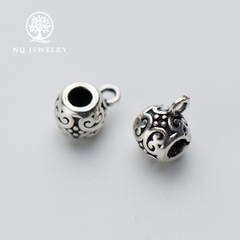 Charm bạc hình trụ xỏ ngang để gắn charm treo