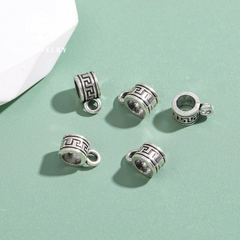 Charm bạc hình trụ xỏ ngang để gắn charm treo