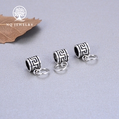 Charm bạc hình trụ xỏ ngang để gắn charm treo