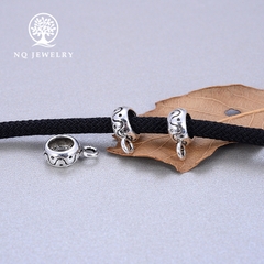 Charm bạc hình trụ xỏ ngang để gắn charm treo
