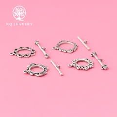 Charm bạc hình khóa họa tiết hoa lá
