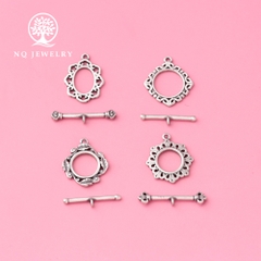 Charm bạc hình khóa họa tiết hoa lá