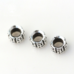 Charm chặn hạt họa tiết chữ Vạn