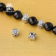 Charm chặn hạt hình họa tiết hoa 8 cánh
