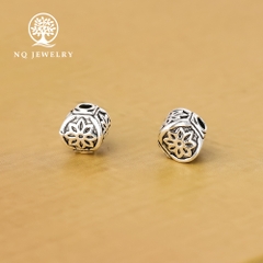 Charm chặn hạt hình họa tiết hoa 8 cánh