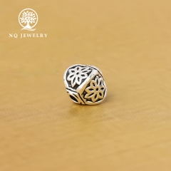 Charm chặn hạt hình họa tiết hoa 8 cánh