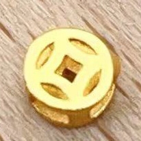 Charm kim tiền mạ vàng xỏ ngang