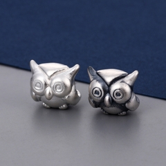 Charm bạc cú xỏ ngang