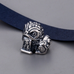 Charm bạc sư tử xỏ ngang