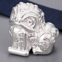 Charm bạc sư tử xỏ ngang
