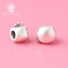Charm bạc xỏ ngang mèo hello kitty