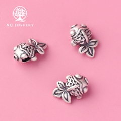 Charm bạc cá koi xỏ ngang