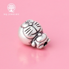 Charm bạc hình doraemon xỏ ngang