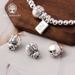 Charm bạc hình doraemon xỏ ngang
