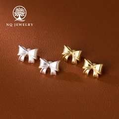 Charm bạc hình chiếc nơ xỏ ngang