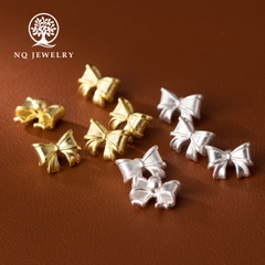 Charm bạc hình chiếc nơ xỏ ngang