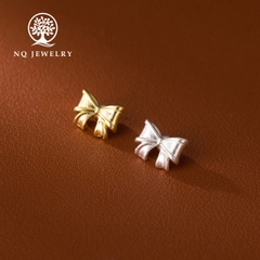 Charm bạc hình chiếc nơ xỏ ngang