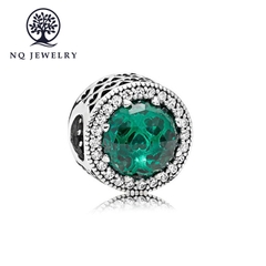 Charm bạc xỏ ngang đính đá pandora