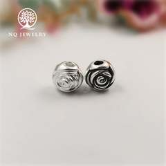 Charm bạc xỏ ngang hình hoa hồng