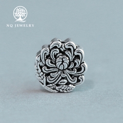 Charm bạc hoa cúc xỏ ngang