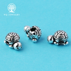 Charm bạc xỏ ngang hình con rùa