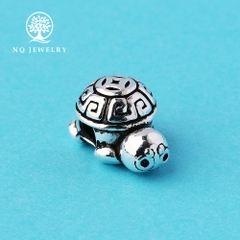 Charm bạc xỏ ngang hình con rùa