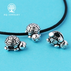 Charm bạc xỏ ngang hình con rùa