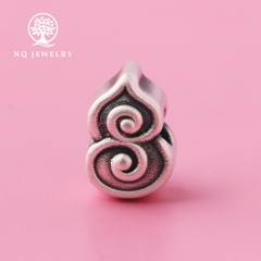 Charm bạc xỏ ngang hình trái bầu