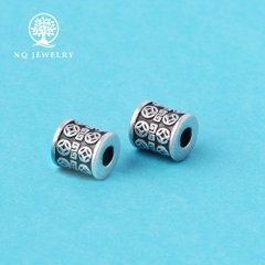 Charm bạc xỏ ngang họa tiết