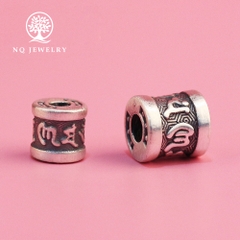 Charm bạc xỏ ngang họa tiết lục tự