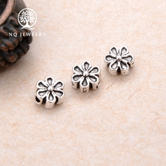 Charm bạc hoa mai 6 cánh xỏ ngang