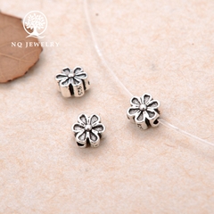 Charm bạc hoa mai 6 cánh xỏ ngang