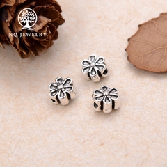 Charm bạc hoa mai 6 cánh xỏ ngang