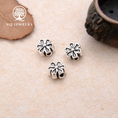 Charm bạc hoa mai 6 cánh xỏ ngang