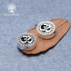 Charm bạc chặn hạt họa tiết chữ ôm xỏ ngang