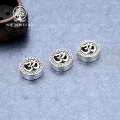 Charm bạc chặn hạt họa tiết chữ ôm xỏ ngang
