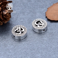 Charm bạc chặn hạt họa tiết chữ ôm xỏ ngang