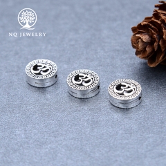 Charm bạc chặn hạt họa tiết chữ ôm xỏ ngang