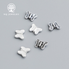 Charm bạc bươm bướm trắng xỏ ngang