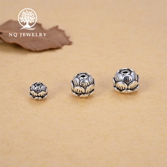 Charm bạc hoa sen xỏ ngang