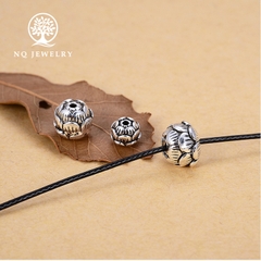 Charm bạc hoa sen xỏ ngang