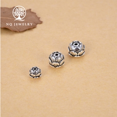 Charm bạc hoa sen xỏ ngang
