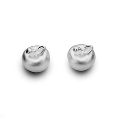 Charm bạc trái táo APPLE xỏ ngang