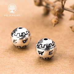 Charm bạc tròn khắc chữ xỏ ngang