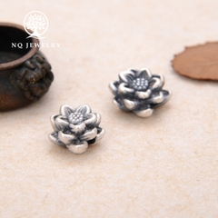 Charm bạc hoa sen xỏ ngang