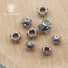 Charm bạc hình tròn họa tiết xỏ ngang